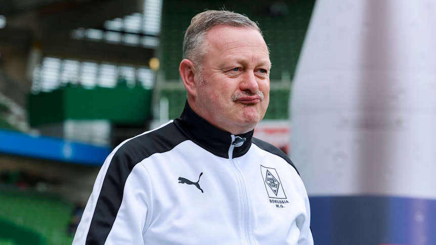 Roland Virkus am Spielfeldrand.