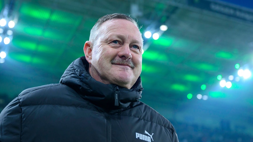 Roland Virkus am Spielfeldrand.