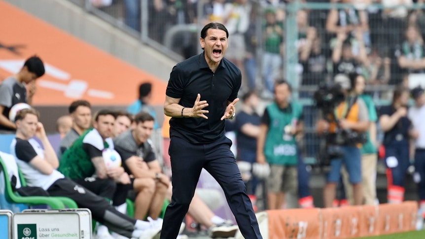 Gerardo Seoane gibt am Spielfeldrand Anweisungen.