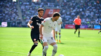 Joe Scally im Zweikampf.