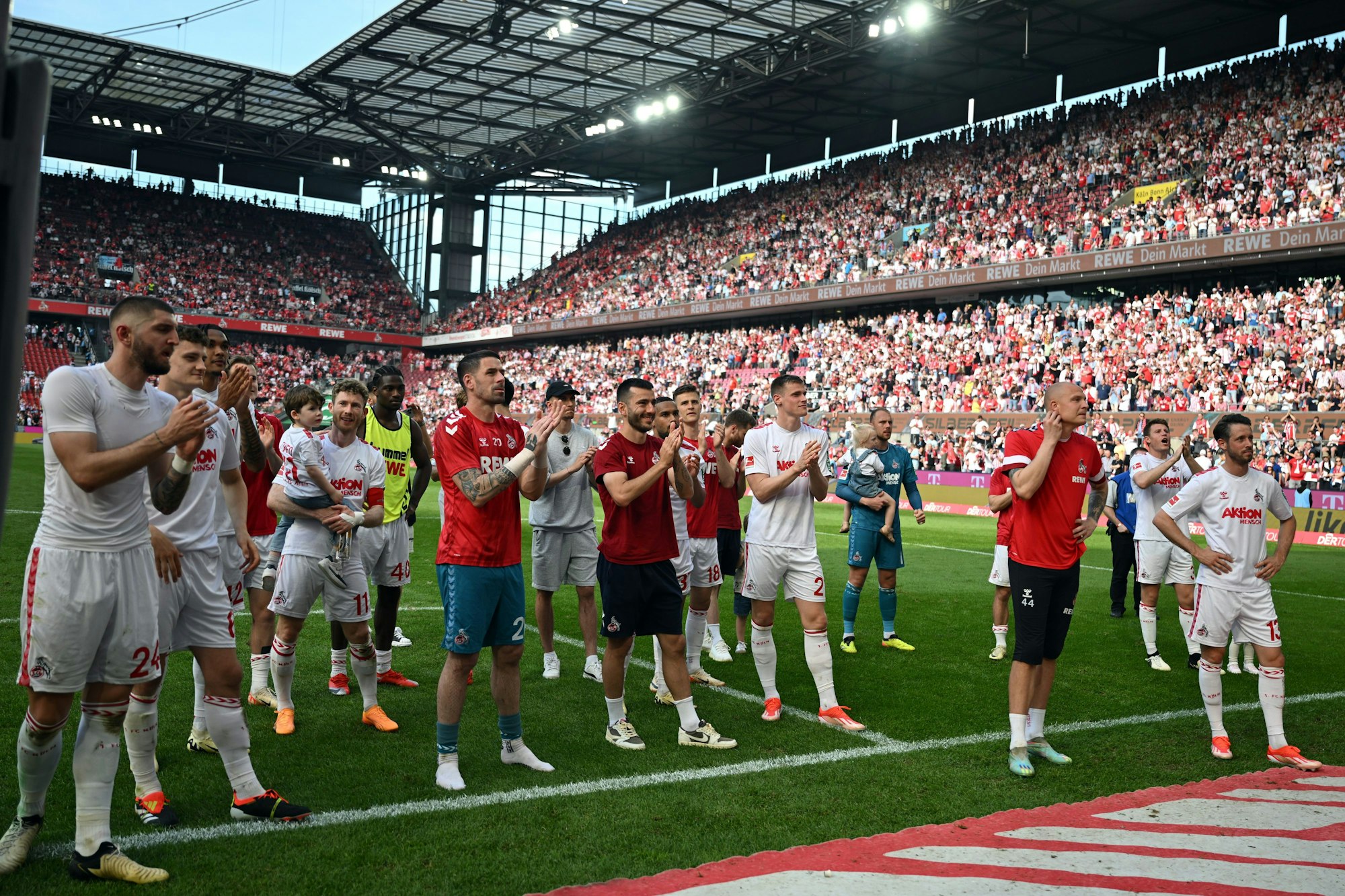 Kölns Spieler stehen nach dem Spiel vor den Fans.