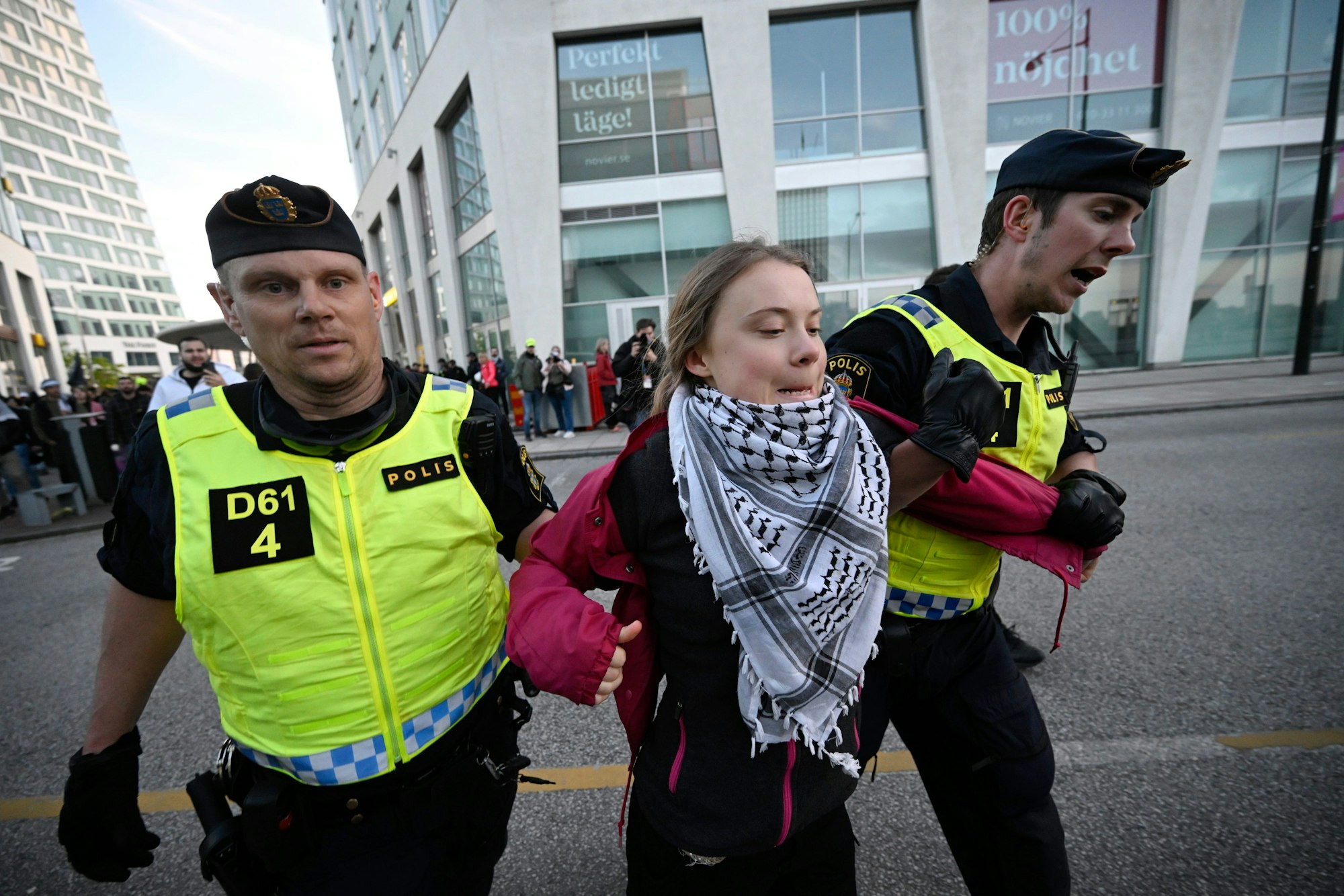 Auch die schwedische Klimaaktivistin Greta Thunberg nahm an der „Stop Israel“-Demonstration teil, wurde kurz darauf von der Polizei abgeführt. Die Demonstrantinnen und Demonstranten riefen den Zuschauenden auf dem Weg in die Halle „Shame on you“, schämt euch, zu.