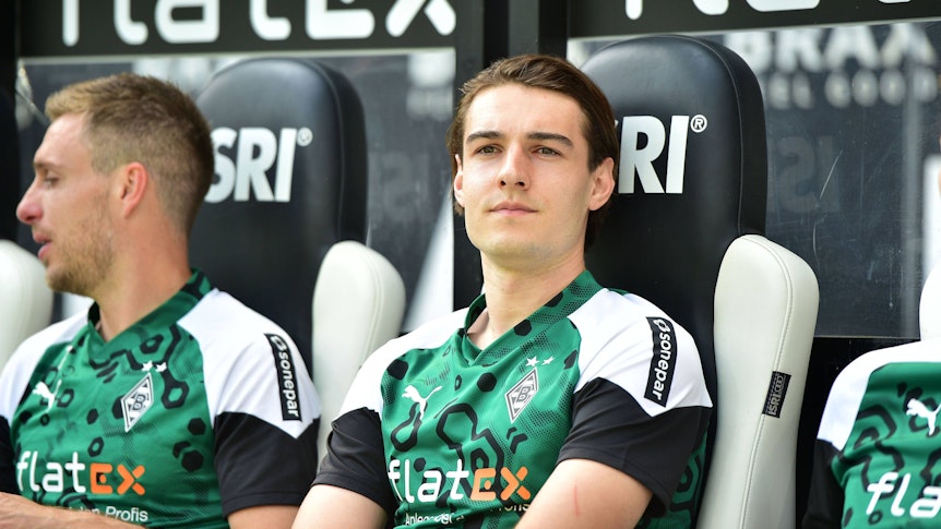 Flo Neuhaus auf der Borussia-Ersatzbank.