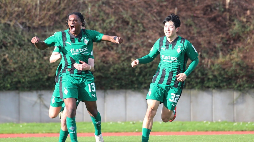 Winsley Boteli bejubelt einen Treffer mit der U23 von Borussia Mönchengladbach.