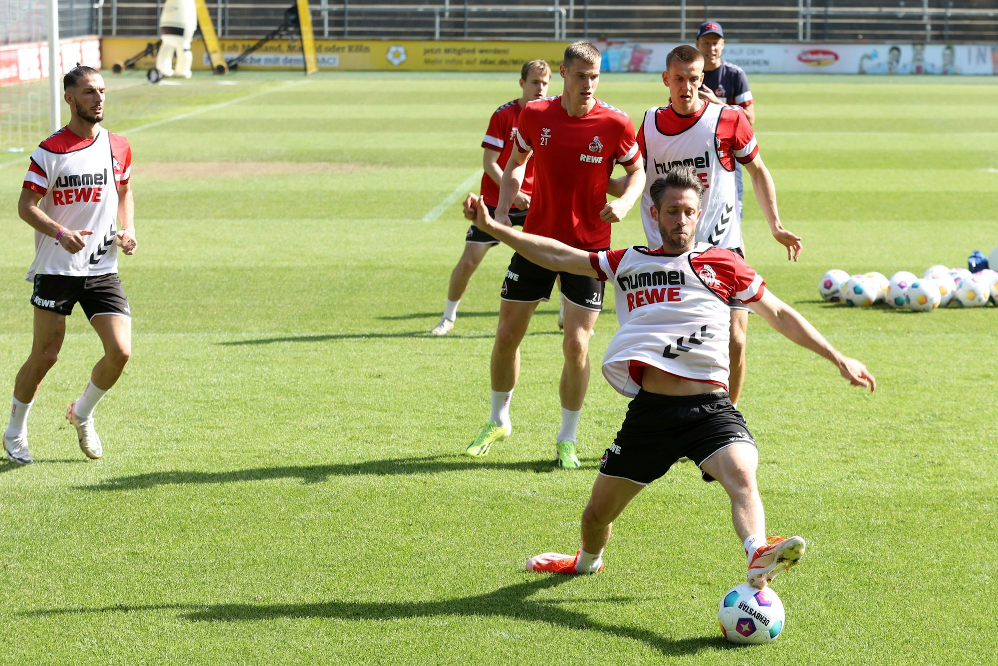 Training im Franz-Kremer-Stadion: Mark Uth am Ball.
