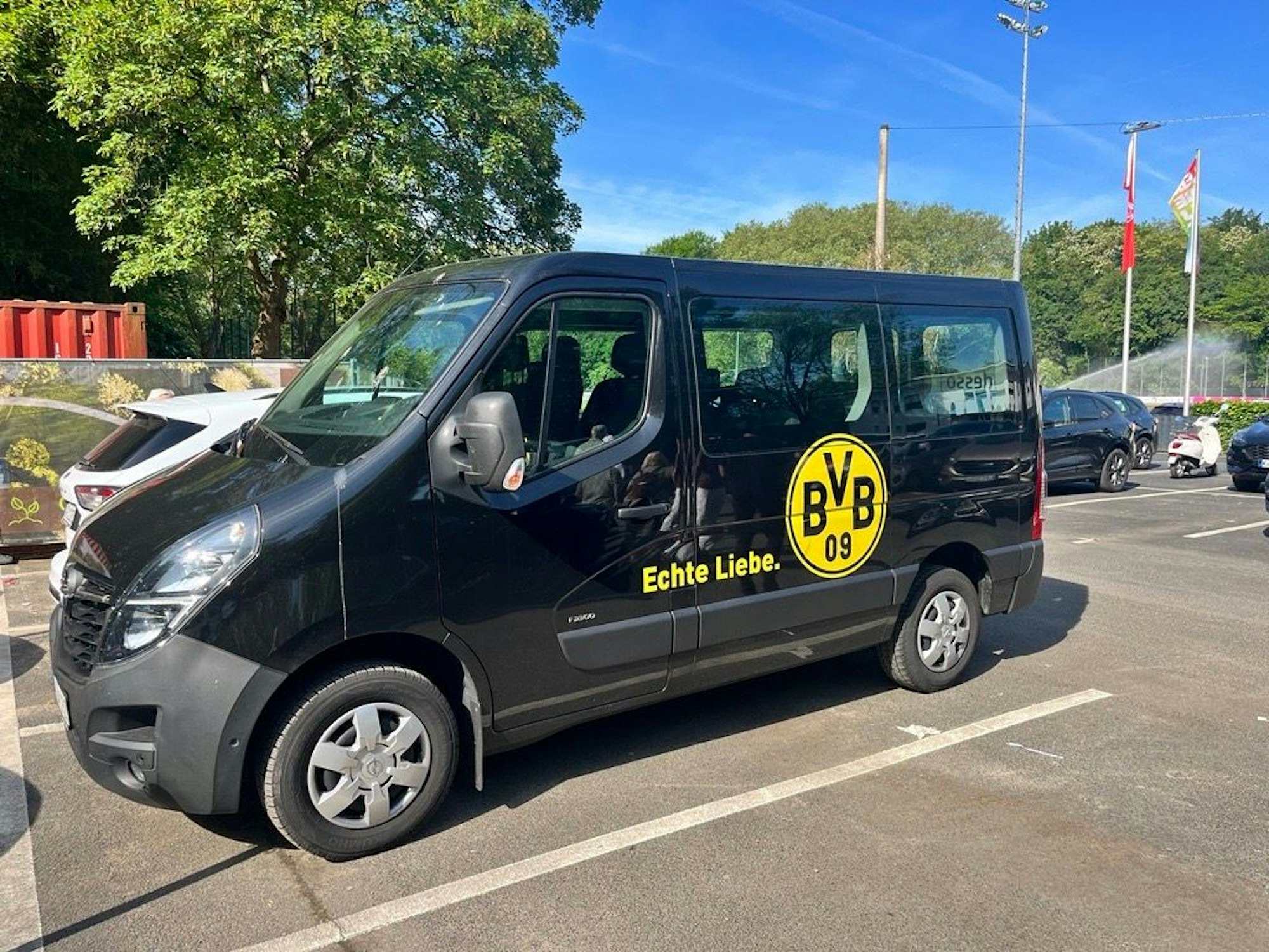 Ein Bus von Borussia Dortmund steht in Köln am Geißbockheim.
