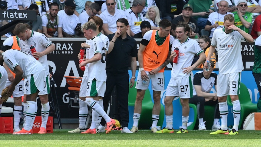 Borussia-Spieler bei einer Trinkpause.