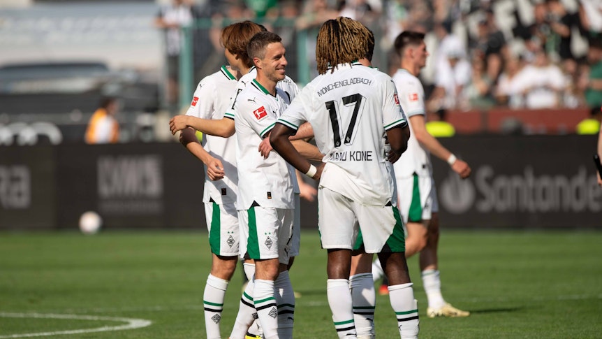Die Borussia-Spieler auf dem Rasen.