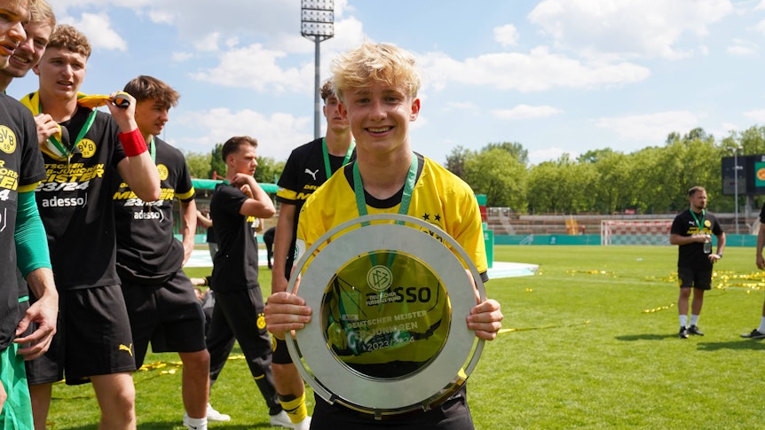 Fritz Fleck mit der Meisterschale der U17-Bundesliga.