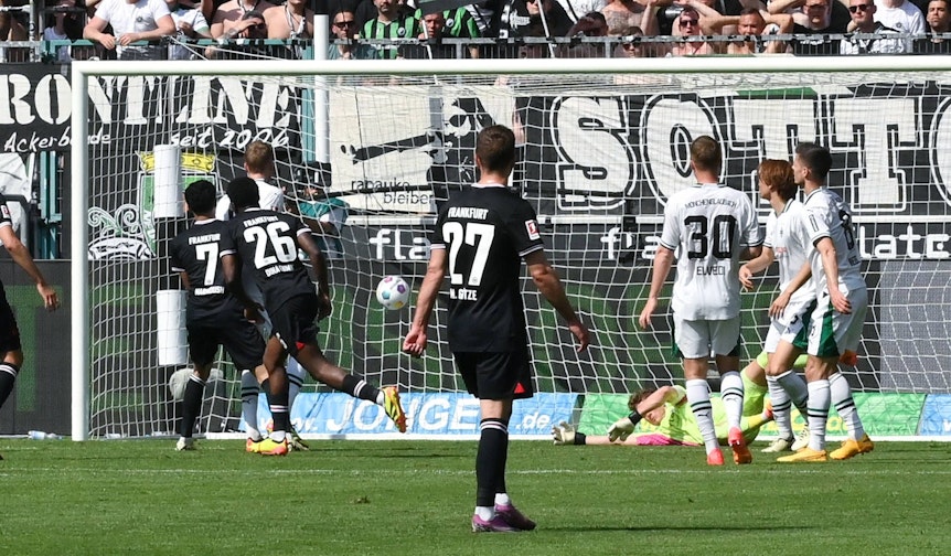 Dina Ebimbe bezwingt Jonas Omlin beim Eintracht-Treffer in Gladbach.
