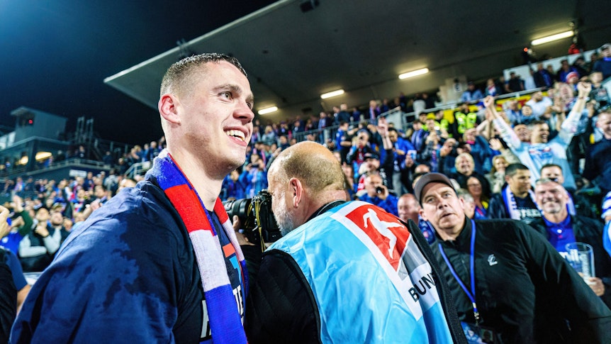 Philipp Sander bei der Aufstiegsfeier von Holstein Kiel.