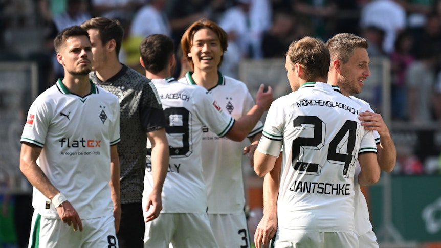 Borussia-Spieler nach dem Abpfiff gegen Frankfurt,