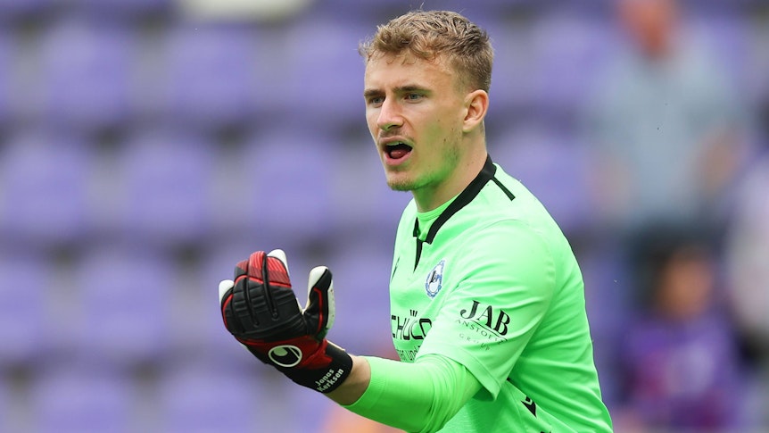 Jonas Kersken gibt Anweisungen im Trikot von Arminia Bielefeld.
