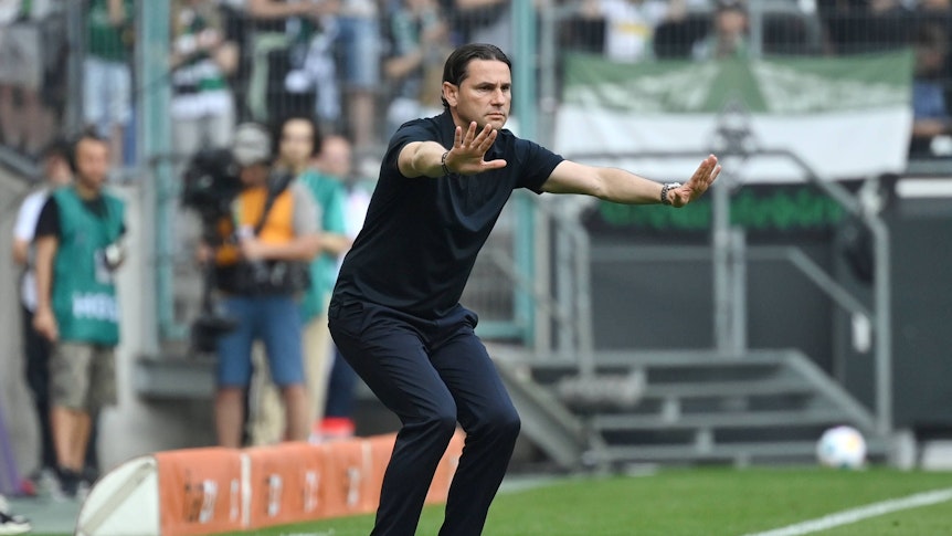 Gerardo Seoane dirigiert seine Mannschaft im Borussia-Park.
