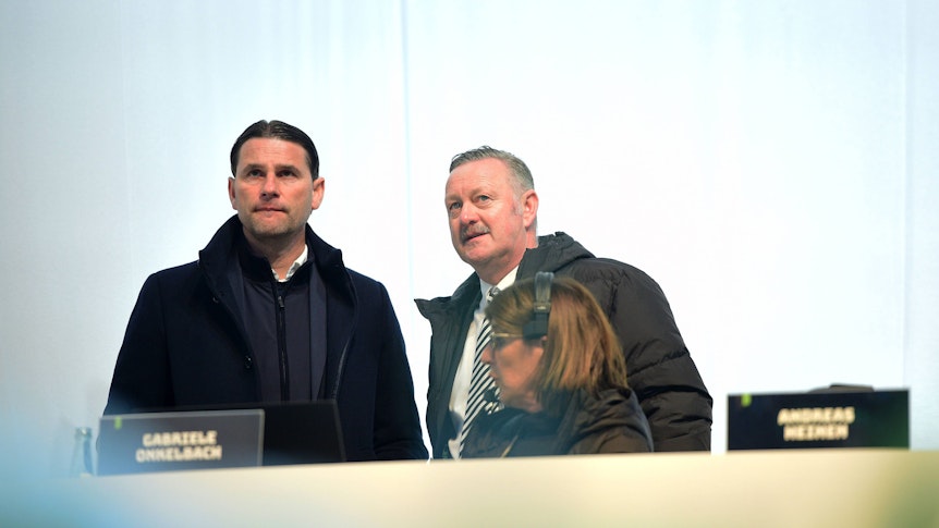 Gerardo Seoane und Roland Virkus auf der Mitgliederversammlung von Borussia Mönchengladbach.