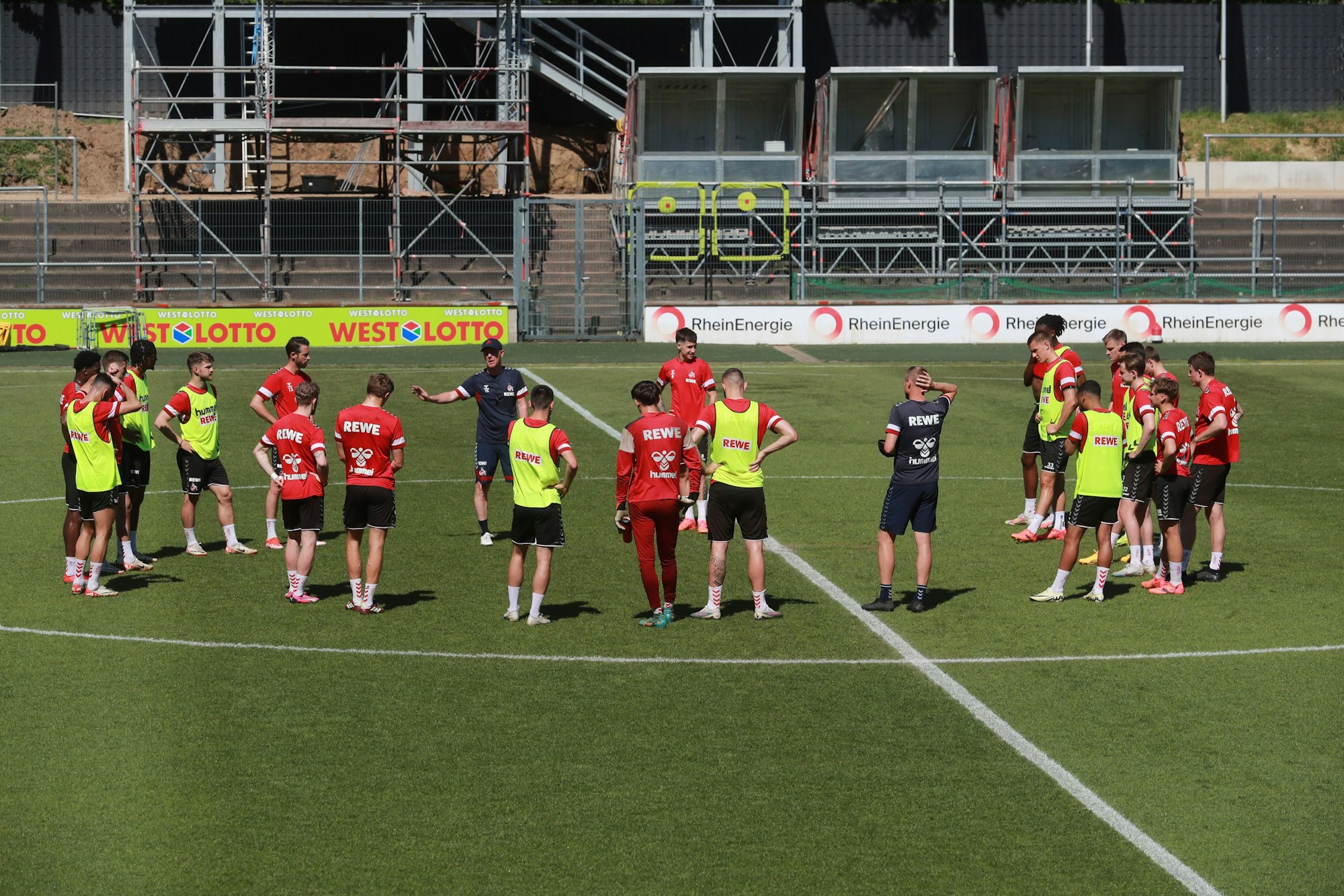 Timo Schultz und seine Spieler am 14. Mai 2024 im Training des 1. FC Köln.Herbert Bucco