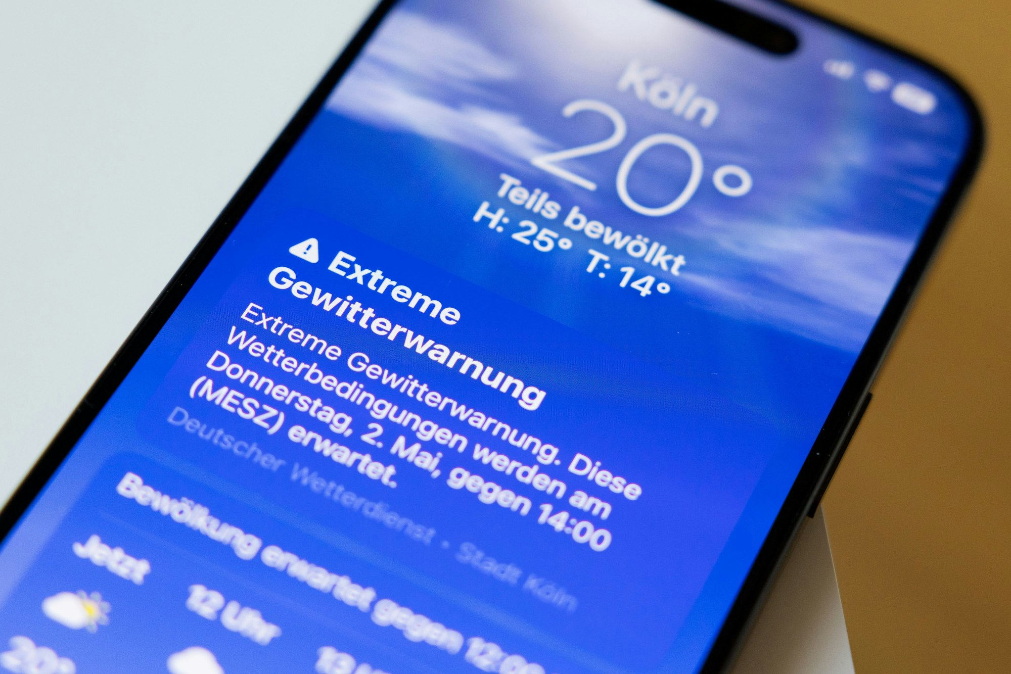 Eine „Extreme Gewitterwarnung“ wird in der Wetter-App auf einem iPhone angezeigt, hier im Mai 2024 in Köln.