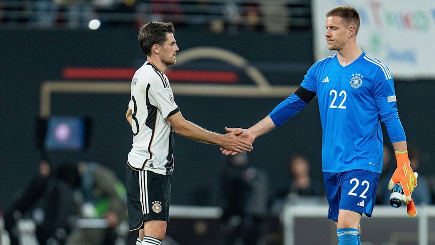 Jonas Hofmann und Marc-André ter Stegen geben sich bei einem Länderspiel für den DFB die Hand.