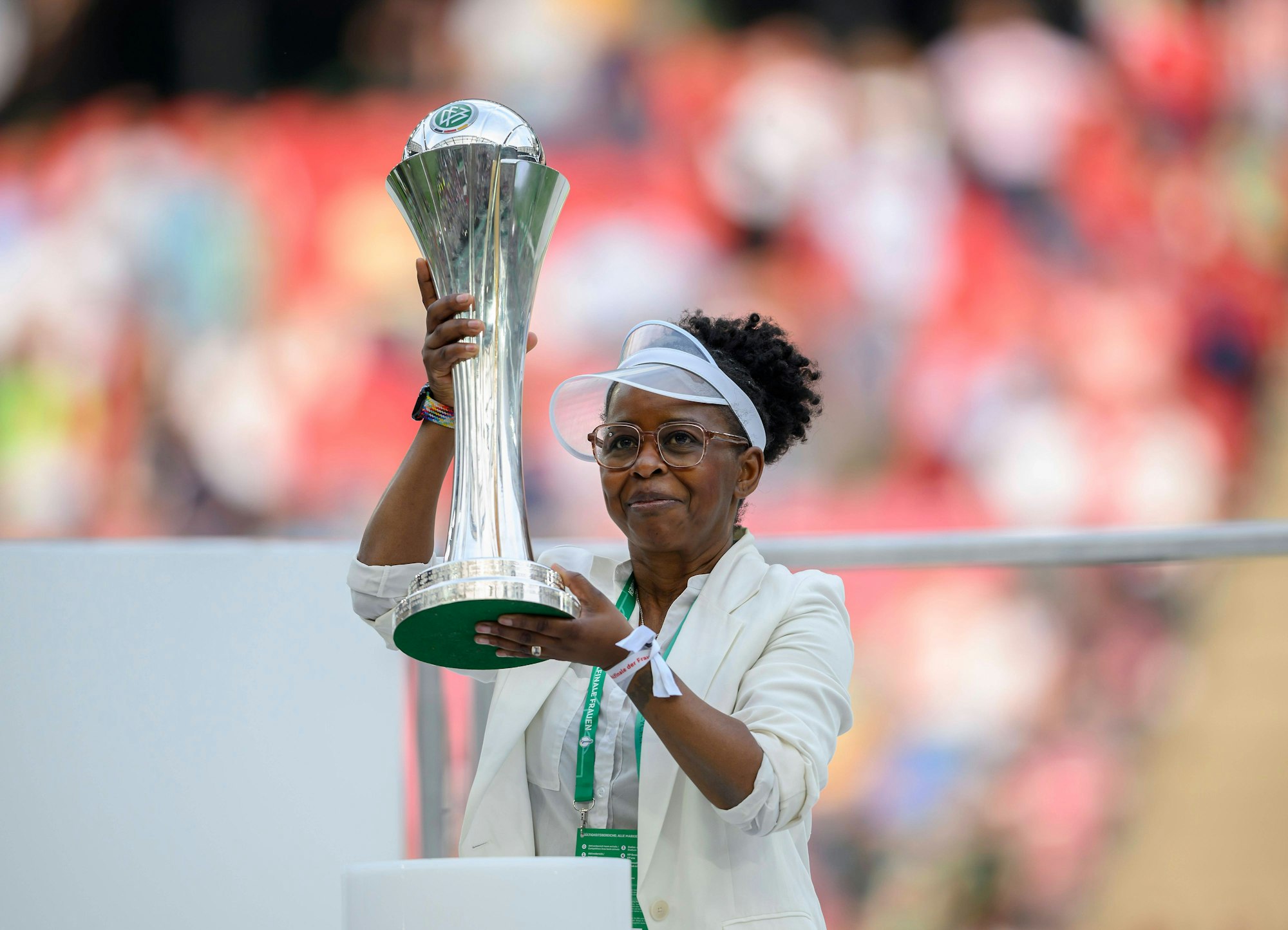 Shary Reeves präsentiert den DFB-Pokal der Frauen.