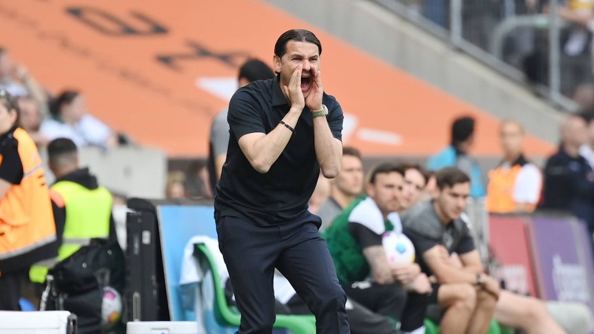 Gerardo Seoane schreit vom Spielfeldrand rein.