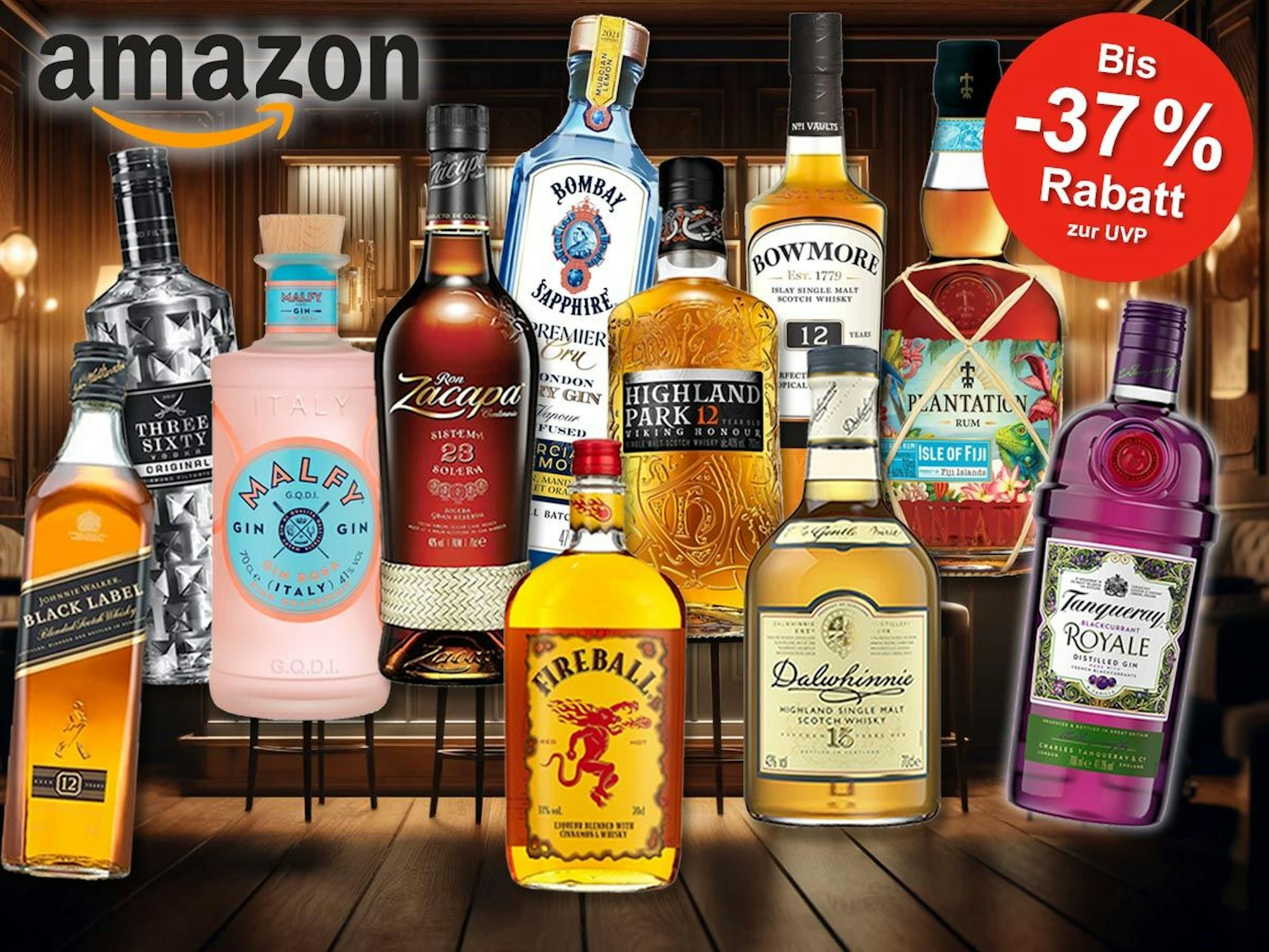 Viele Spirituosen Flaschen wie Whisky, Gin, Wodka und Rum vor einer schummrigen Bar im Hintergrund. Marken wie Tanqueray, Plantation, Rum, Fireball, Highland Park, Malfy, Bombay, Zacapa, Johnny Walker.