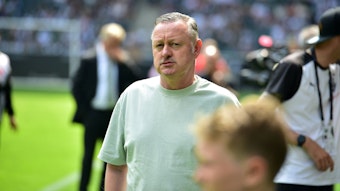 Roland Virkus schaut konzentriert im Borussia-Park.