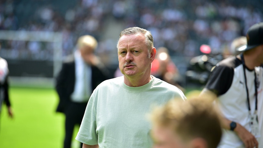 Roland Virkus schaut konzentriert im Borussia-Park.