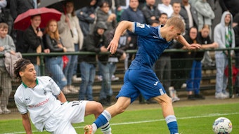 Kilian Sauck von Borussia Mönchengladbachs U19 im Zweikampf.