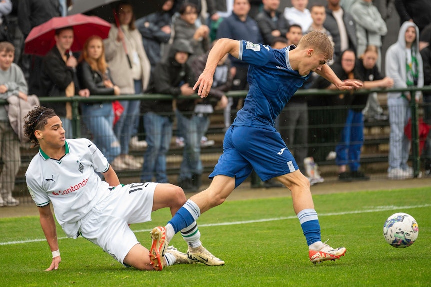 Kilian Sauck von Borussia Mönchengladbachs U19 im Zweikampf.