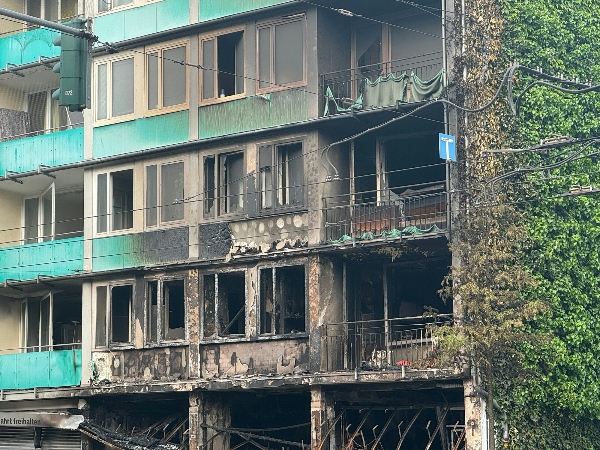Der Kiosk und das darüberliegende Wohnhaus an der Lichtstraße/Ecke Grafenberger Allee in Düsseldorf sind nach einem Feuer komplett ausgebrannt.
