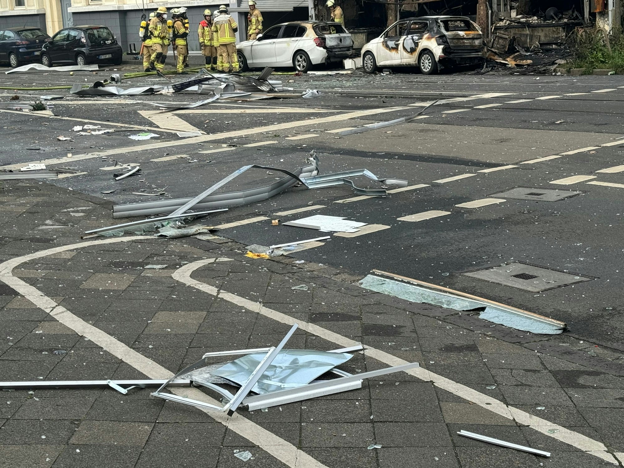 Trümmerteile liegen nach dem Brand in Düsseldorf Flingern auf dem Gehweg.