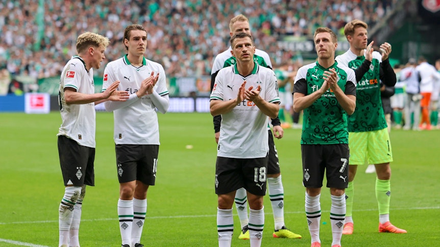 Die Gladbach-Spieler applaudieren ihren Fans in der Kurve.