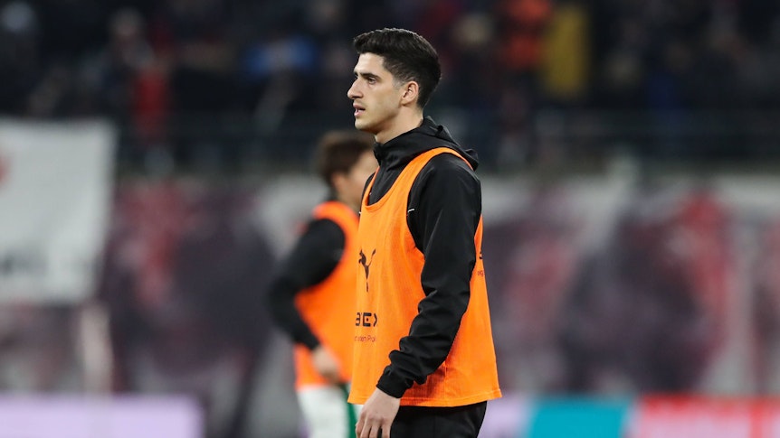 Grant-Leon Ranos beim Aufwärmen mit Leibchen.