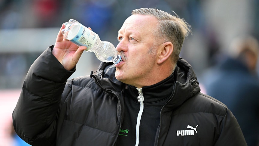 Roland Virkus trinkt aus einer Wasserflasche.