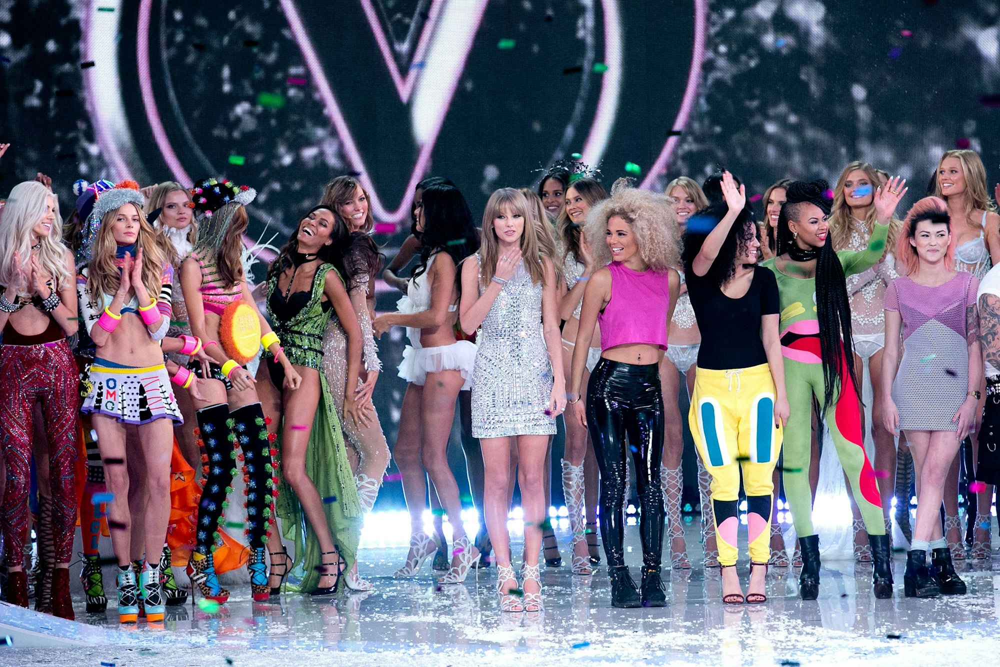 Taylor Swift mit verschiedenen Models bei der Victoria's Secret Fashion Show 2013
