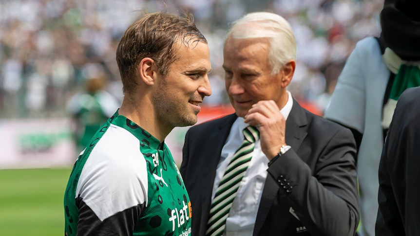 Tony Jantschke spricht mit Rainer Bonhof.
