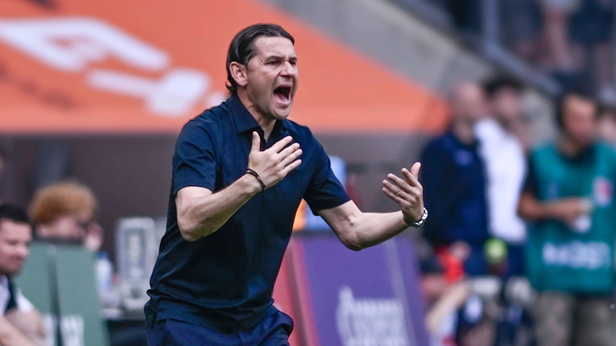 Gerardo Seoane gestikuliert an der Seitenlinie.