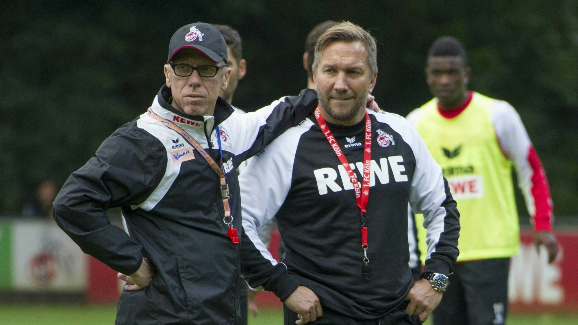 Peter Stöger (l.) und Manfred Schmid beim 1. FC Köln auf dem Trainingsplatz.