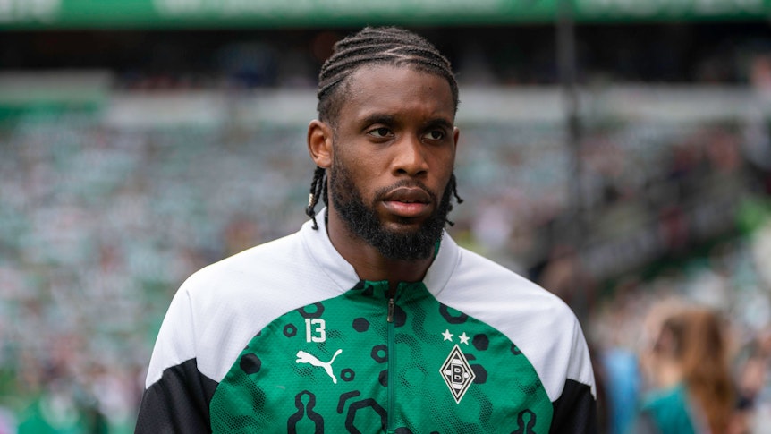 Jordan Siebatcheu auf dem Weg zur Borussia-Bank.