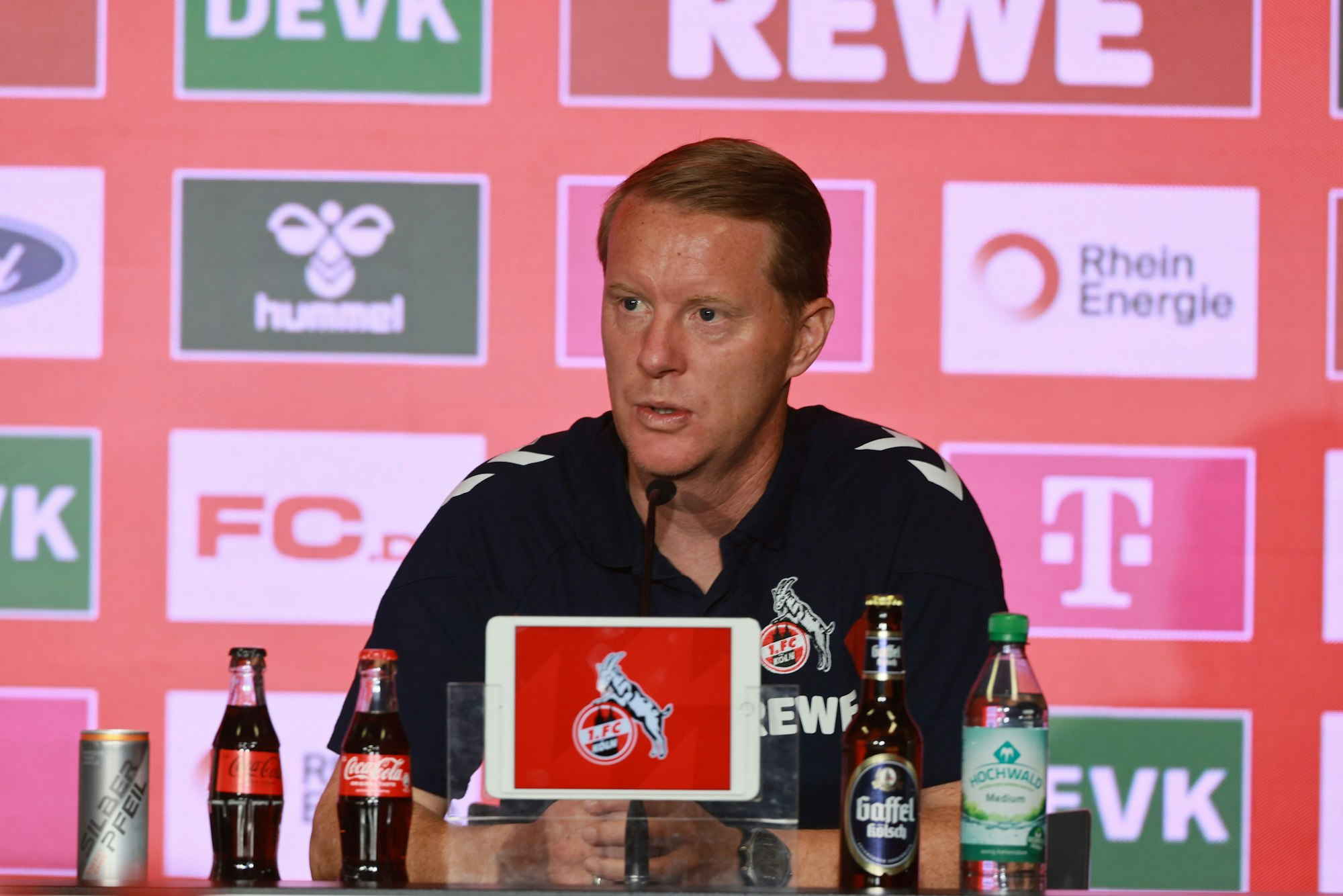 FC-Trainer Timo Schultz am 11. Mai 2024 auf der Pressekonferenz nach dem 3:2-Sieg gegen Union Berlin.