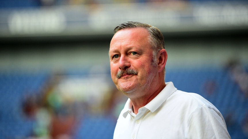 Roland Virkus am Spielfeldrand auf Schalke.