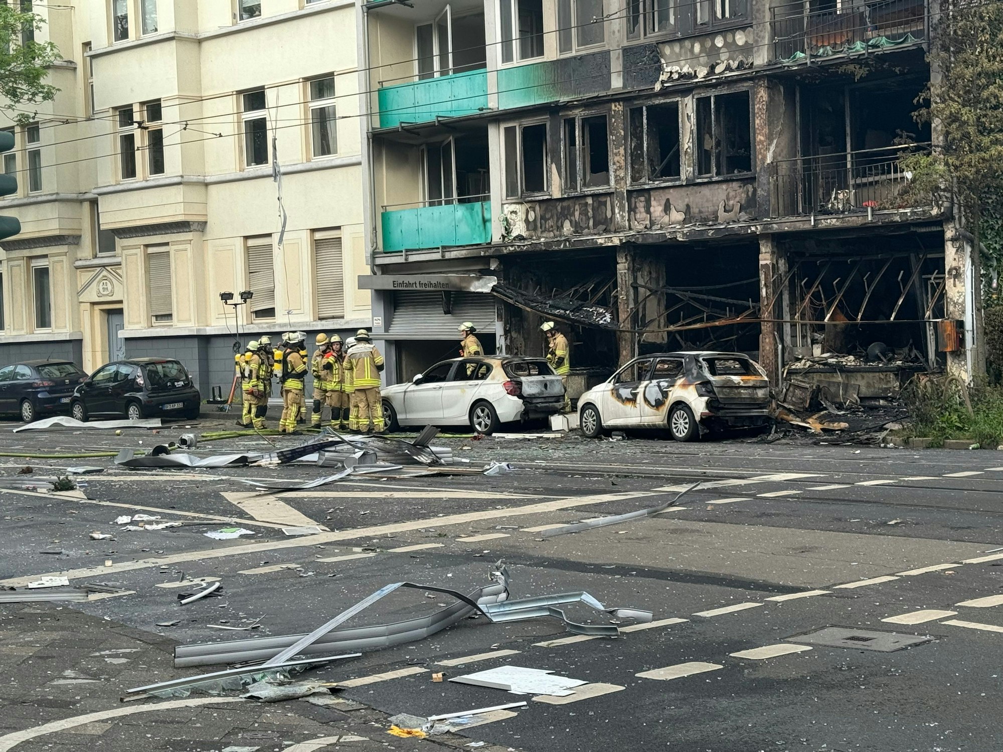 Der Kiosk und das darüberliegende Wohnhaus an der Lichtstraße/Ecke Grafenberger Allee in Düsseldorf sind nach einem Feuer komplett ausgebrannt.