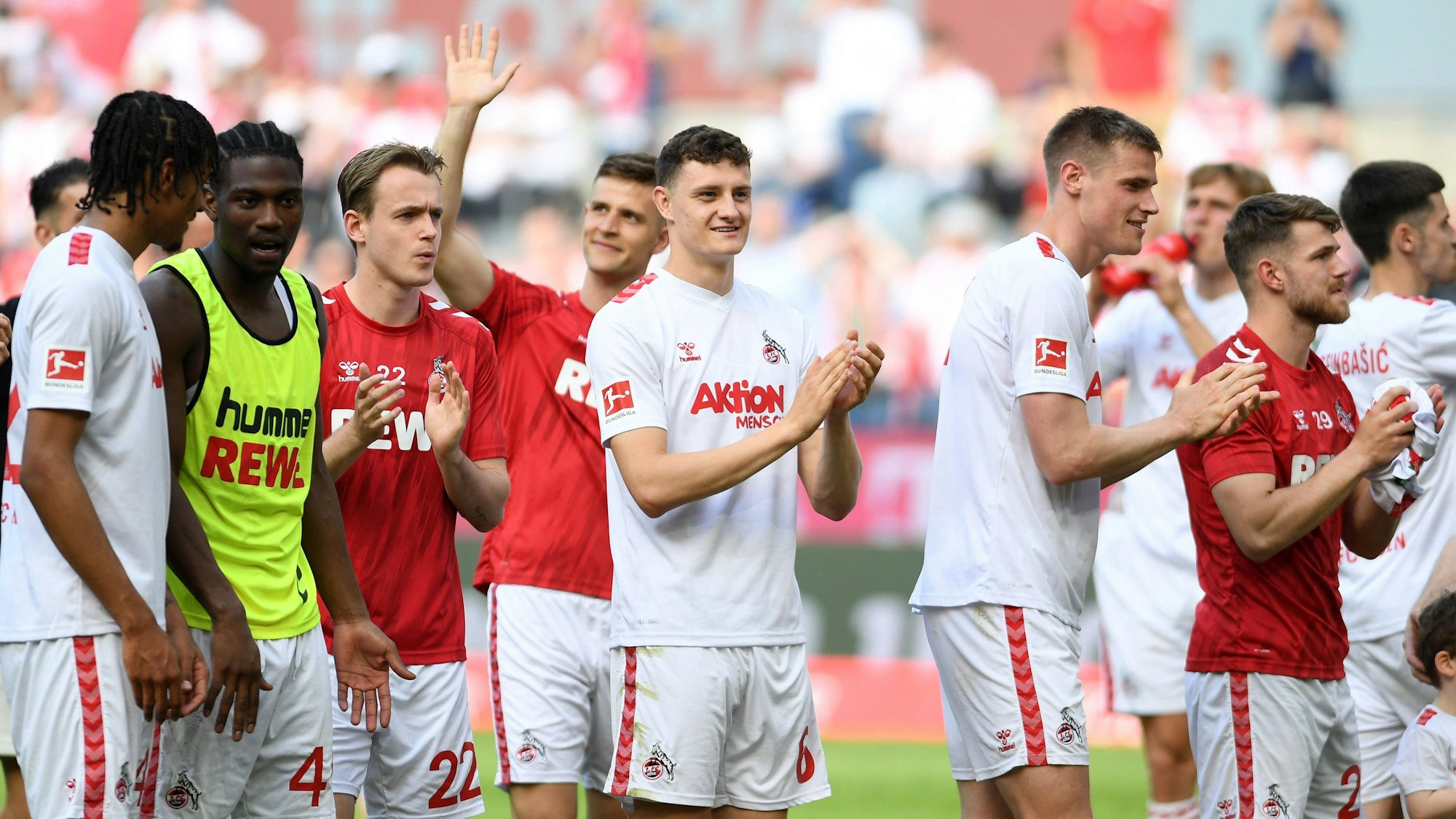 Die Spieler des 1. FC Köln jubeln nach dem Spiel gegen Union Berlin.