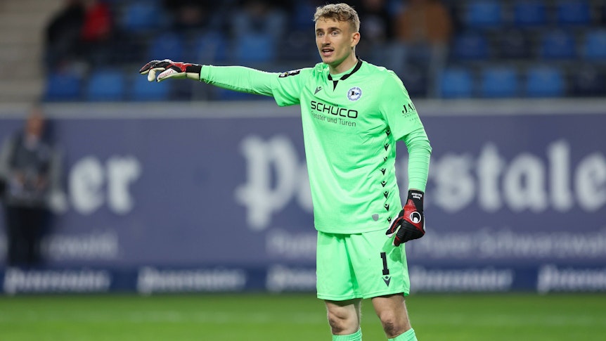 Jonas Kersken macht eine Ansage im Bielefeld-Trikot.
