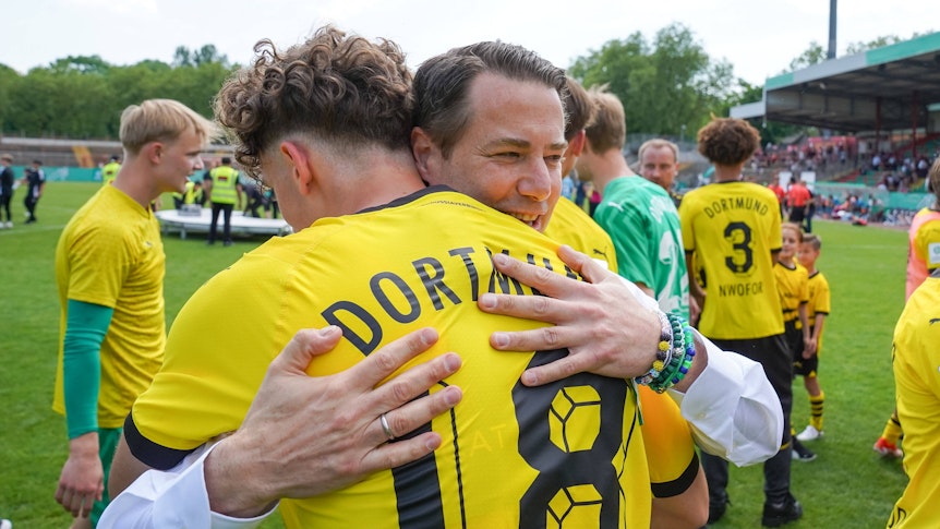 Lars Ricken umarmt Len Wörsdörfer nach dem U17-Finale.