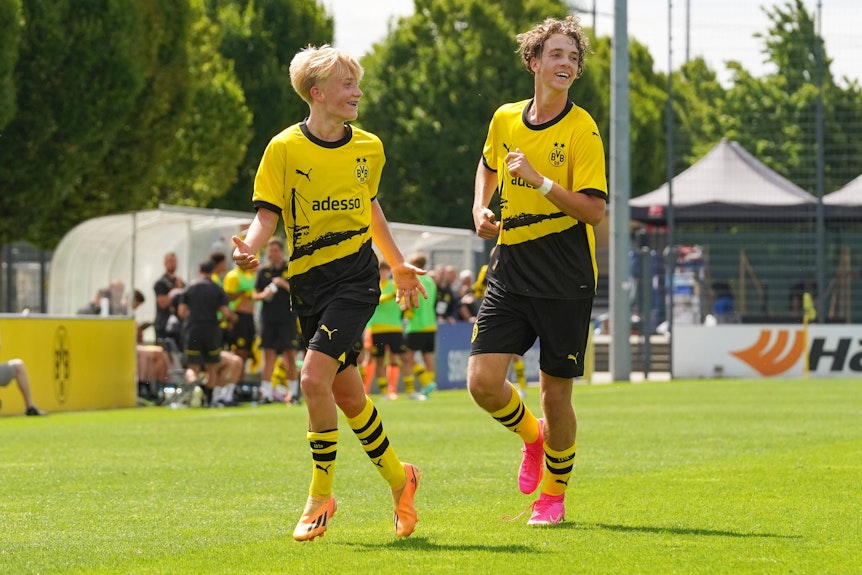 Fritz Fleck und Len Wörsdörfer beim Torjubel für Borussia Dortmund.