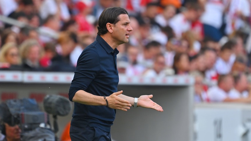Gerardo Seoane streckt seine Hände während einer Partie seiner Mannschaft heraus.