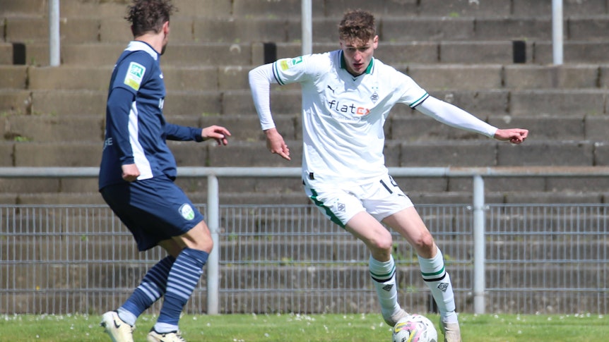 Ryan Don Naderi am Ball für die U23 von Borussia Mönchengladbach.