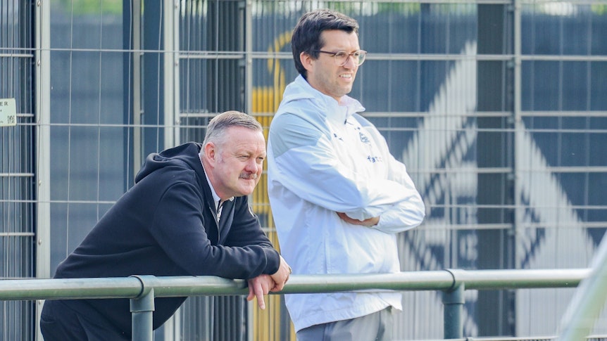 Roland Virkus schaut sich das Training seiner Mannschaft an.