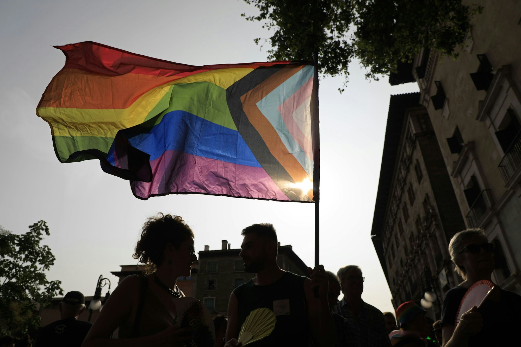 Menschen halten eine LGBTQ+-Flagge nach oben, hier im Juni 2023 in Palma de Mallorca. (Symbolfoto)